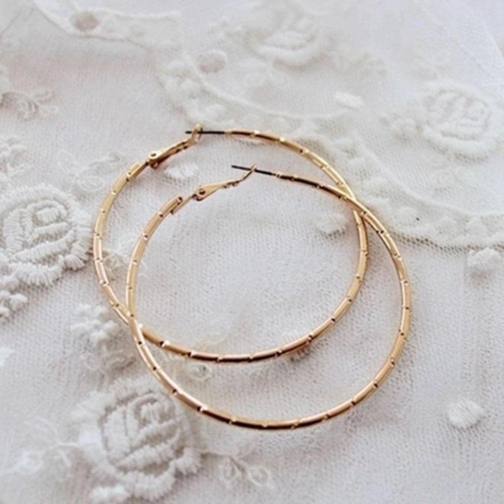 NEW!๐๐BIG๐GOLDEN!๐TWISTED๐TEXTURE๐HOOPS!๐๐ - Picture 2 of 8